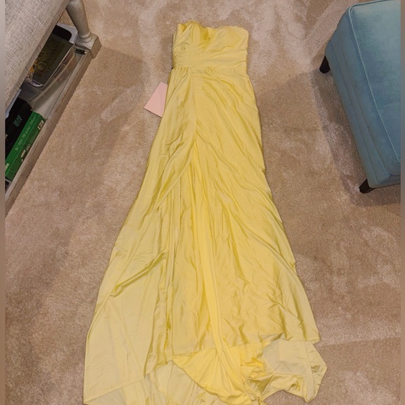 Dresses & Skirts - Elegant Yellow Strapless Dress